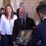 Maradona, a Scampia il monumento al suo piede sinistro