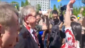 Ucraina, l’ambasciatore russo in Polonia ricoperto di vernice rossa