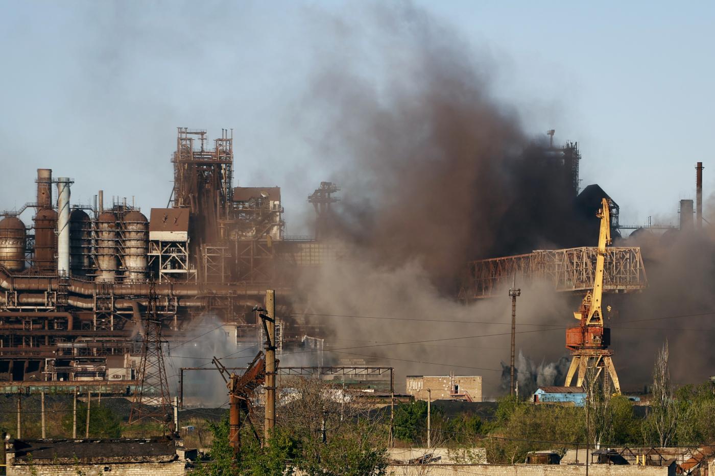 Ucraina: ad Azovstal ancora 100 civili e mille combattenti. Kiev, russi hanno lasciato migliaia di cadaveri dei loro soldati in vagoni frigo
