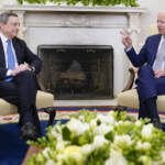 Ucraina, Biden e Draghi: “Putin voleva dividerci ma ha fallito”. Dall’Italia stop ai massacri