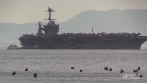 Napoli, la portaerei USA a propulsione nucleare Truman all’ombra del Vesuvio