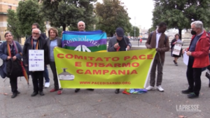 Portaerei Usa a Napoli, protesta pacifista davanti al Comune: “No navi nucleari nella nostra città”