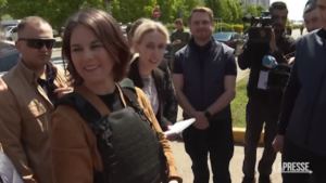 La ministra degli Esteri tedesca visita a sorpresa Bucha