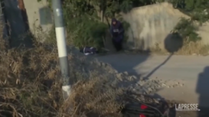 Cisgiordania, il tragico momento in cui la giornalista di Al Jazeera giace a terra dopo essere stata colpita