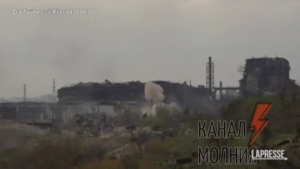 Ucraina, il bombardamento russo sull’acciaieria Azovstal