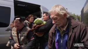 Ucraina, civili scappano dai combattimenti nel Donetsk