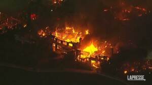 California, maxi incendio distrugge abitazioni di lusso sulla costa