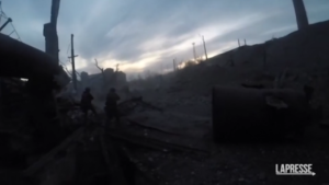 Ucraina, gli scontri a fuoco dentro all’acciaieria Azovstal