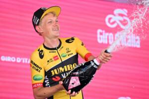 Giro d’Italia: acuto Bouwman con aiuto Dumoulin, Lopez resta in rosa