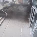 Usa, si rompono i freni: l’auto si schianta contro una vetrina di un centro commerciale