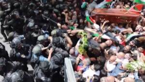 Gerusalemme, scontri tra polizia e palestinesi ai funerali della giornalista