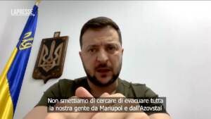 Ucraina, Zelensky: “In corso colloqui difficili per evacuare feriti da Azovstal”