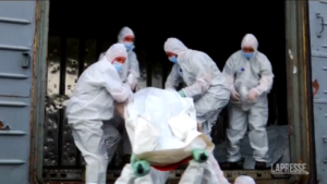 Ucraina: centinaia di corpi di soldati russi caricati su vagoni refrigerati