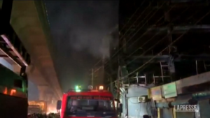 India, edificio in fiamme a Delhi: almeno 27 morti