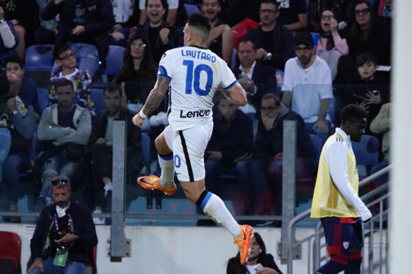 Serie A, l’Inter passa 3-1 a Cagliari e rimanda il discorso scudetto all’ultima giornata