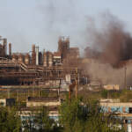 Ucraina, Kiev accusa Mosca: “Su Azovstal lanciate bombe al fosforo”