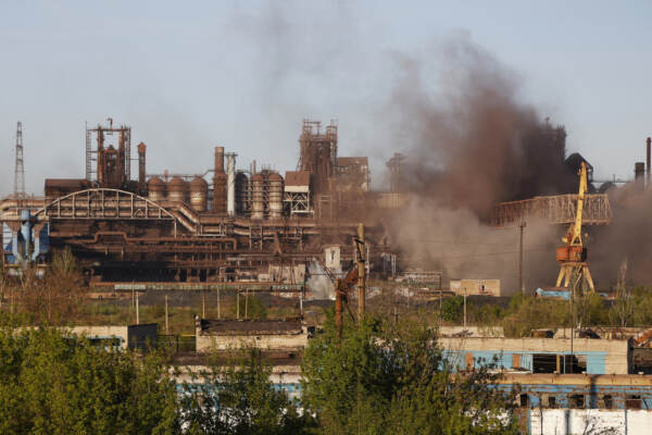Ucraina, Kiev accusa Mosca: “Su Azovstal lanciate bombe al fosforo”