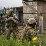 Ucraina, Nato: “Kiev può vincere la guerra”. Finlandia annuncia richiesta ufficiale di adesione. Zelensky: “In Donbass situazione difficile ma cacceremo invasori”