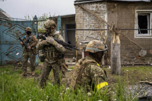 Ucraina, Nato: “Kiev può vincere la guerra”. Finlandia annuncia richiesta ufficiale di adesione. Zelensky: “In Donbass situazione difficile ma cacceremo invasori”