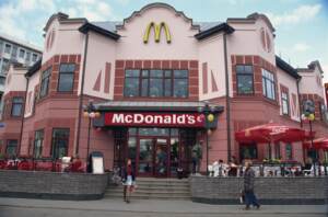 GIORNO, EUROPA, RUSSIA, MOSCA, LOCALITA' CITTADINA, CITTA', CAPITALI, CAPITALE, BERE E MANGIARE, MCDONALD'S, FAST FOOD, RISTORANTI, RISTORANTE, ESTERNO DI UN EDIFICIO, ESTERIORI, ARCHITETTURA, ORIZZONTALE, STALLA, MCDONALD'S, MOSCOW, RUSSIA