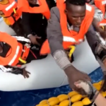 Migranti: nave Geo Barents in attesa di porto sicuro con 470 persone a bordo, le immagini dei soccorsi