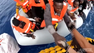 Migranti: nave Geo Barents in attesa di porto sicuro con 470 persone a bordo, le immagini dei soccorsi