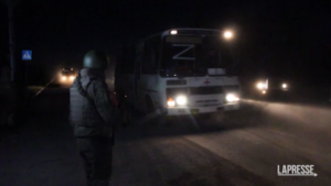Ucraina: al via evacuazione feriti da Azovstal, i bus lasciano l’acciaieria