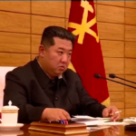 Nord Corea, Kim Jong Un convoca Politburo per emergenza Covid e poi ispeziona farmacie