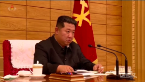 Nord Corea, Kim Jong Un convoca Politburo per emergenza Covid e poi ispeziona farmacie