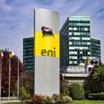 Gas, Eni, doppio conto in euro e rubli per pagare le forniture russe. Monito Ue: così si violano sanzioni