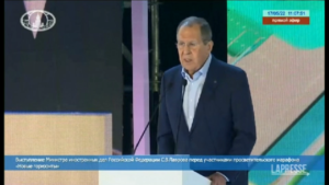 Ucraina, Lavrov: “E’ materiale di consumo nella guerra ibrida contro la Russia”