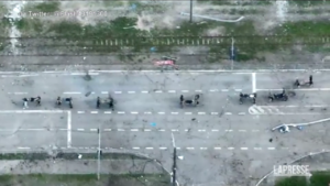 Ucraina, Mariupol: altri soldati lasciano l’Azovstal