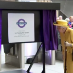 Londra, la Regina Elisabetta II visita a sorpresa la metro che porta il suo nome
