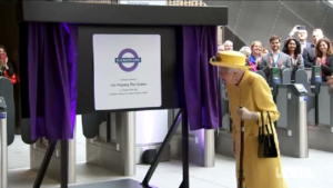 Londra, la Regina Elisabetta II visita a sorpresa la metro che porta il suo nome