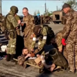 Ucraina, i combattenti ucraini lasciano l’acciaieria di Azovstal: le immagini