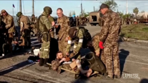 Ucraina, i combattenti ucraini lasciano l’acciaieria di Azovstal: le immagini