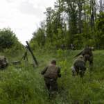 Ucraina, Russia: “Nonostante difficoltà operazione continua”. Kiev: “Ancora molti dentro Azovstal”. Mosca: “Ucraini ostacolano evacuazione”. Di Maio: “Guerra non finirà a breve, Ue assuma iniziativa per la pace”