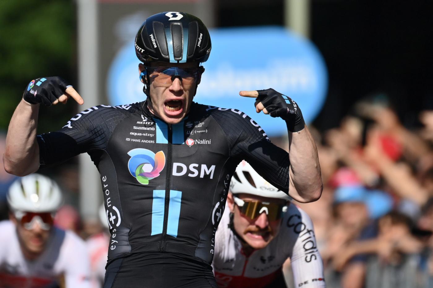 Andrea Dainese trionfa a Reggio Emilia, primo successo italiano al Giro d’Italia 2022