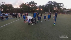 Australia, il premier Morrison frana addosso a un bambino durante una partita di calcio