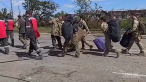 Ucraina, la resa dei soldati dell’Azovstal: in fila con i bagagli per essere perquisiti