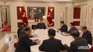 Covid in Corea Nord: Kim incontra il Politburo e critica la gestione dell’emergenza