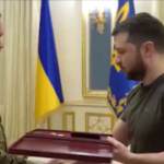 Ucraina: Zelensky assegna medaglie a militari per combattimenti contro russi
