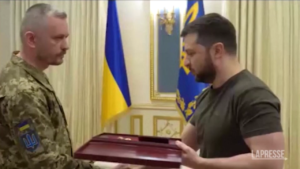 Ucraina: Zelensky assegna medaglie a militari per combattimenti contro russi