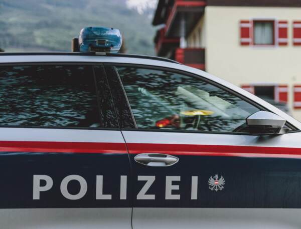AUT, Mordalarm im Pinzgau, 30. jährige Tot in ihrem Haus