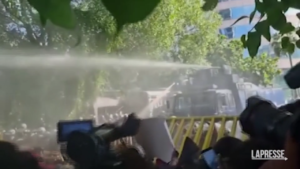 Lo Sri Lanka va in default, violenti scontri tra manifestanti e polizia