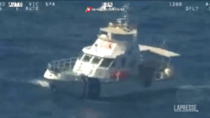 Bari, rimorchiatore affonda al largo della costa pugliese: 5 i morti. Nel video le operazioni di soccorso
