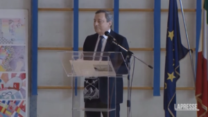 Draghi chiede un applauso agli studenti per la moglie: “A lei devo tanto”