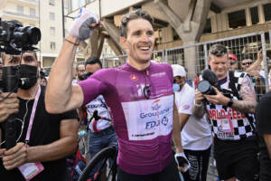 Giro d'Italia: Demare fa tris a Cuneo, ritiro per Bardet
