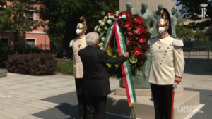 Sisma in Emilia, Mattarella depone una corona di fiori in ricordo delle vittime