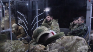 Azovstal, i combattenti ucraini che si sono arresi lasciano Mariupol